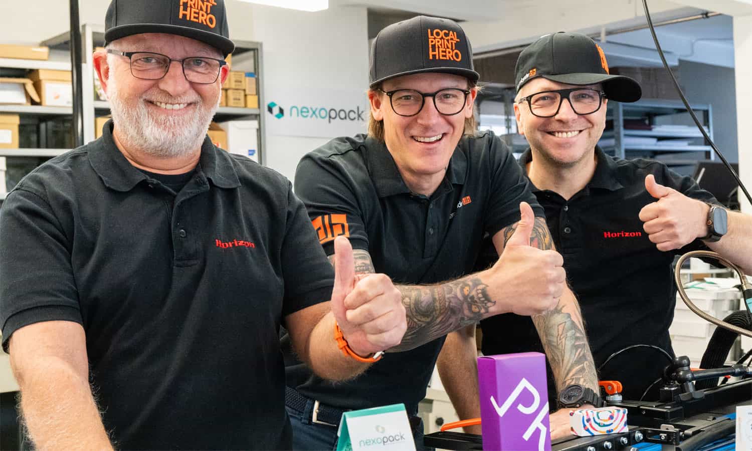 Jerome Muszy, Geschäftsführer der Druckerei Bender (Mitte) mit Michael Bock, Projekt- und Produktmanager Stanzen bei Horizon (links) und Horizon-Vertriebsleiter Thomas Heil (rechts).