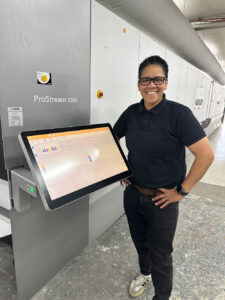 Marisa Dütsch, verantwortlich für Produktionsleitung und Prozessmanagement bei der Digital Print Group, vor der Canon ProStream 1000.