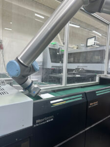 Loseblattsammlungen werden dem Horizon Smart Binding System per kollaborierendem Roboter zugeführt.