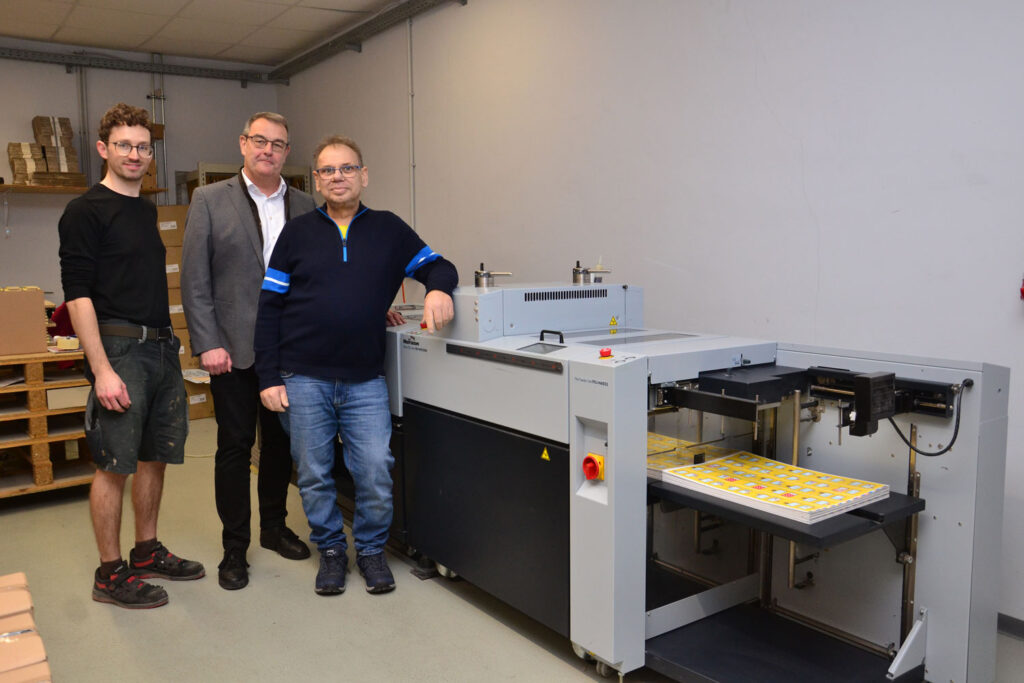 Produktionsleiter Daniel Rempel, Roland Stoeber (Horizon) und Inhaber Peter Hantschel vor der RD-N4055DM (v.l.n.r.).