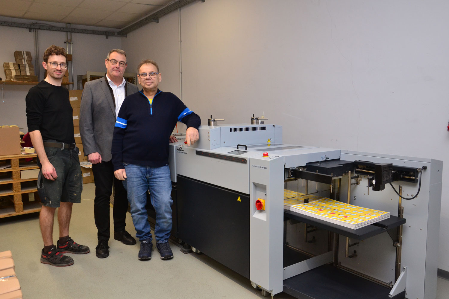 Produktionsleiter Daniel Rempel, Roland Stoeber (Horizon) und Inhaber Peter Hantschel vor der RD-N4055DM (v.l.n.r.).